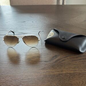Ray-Ban Stylish Gold Aviator Sunglasses